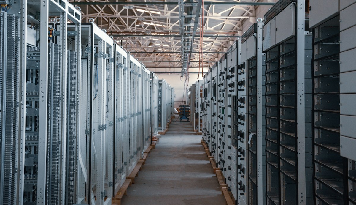 Almacén industrial con estanterías